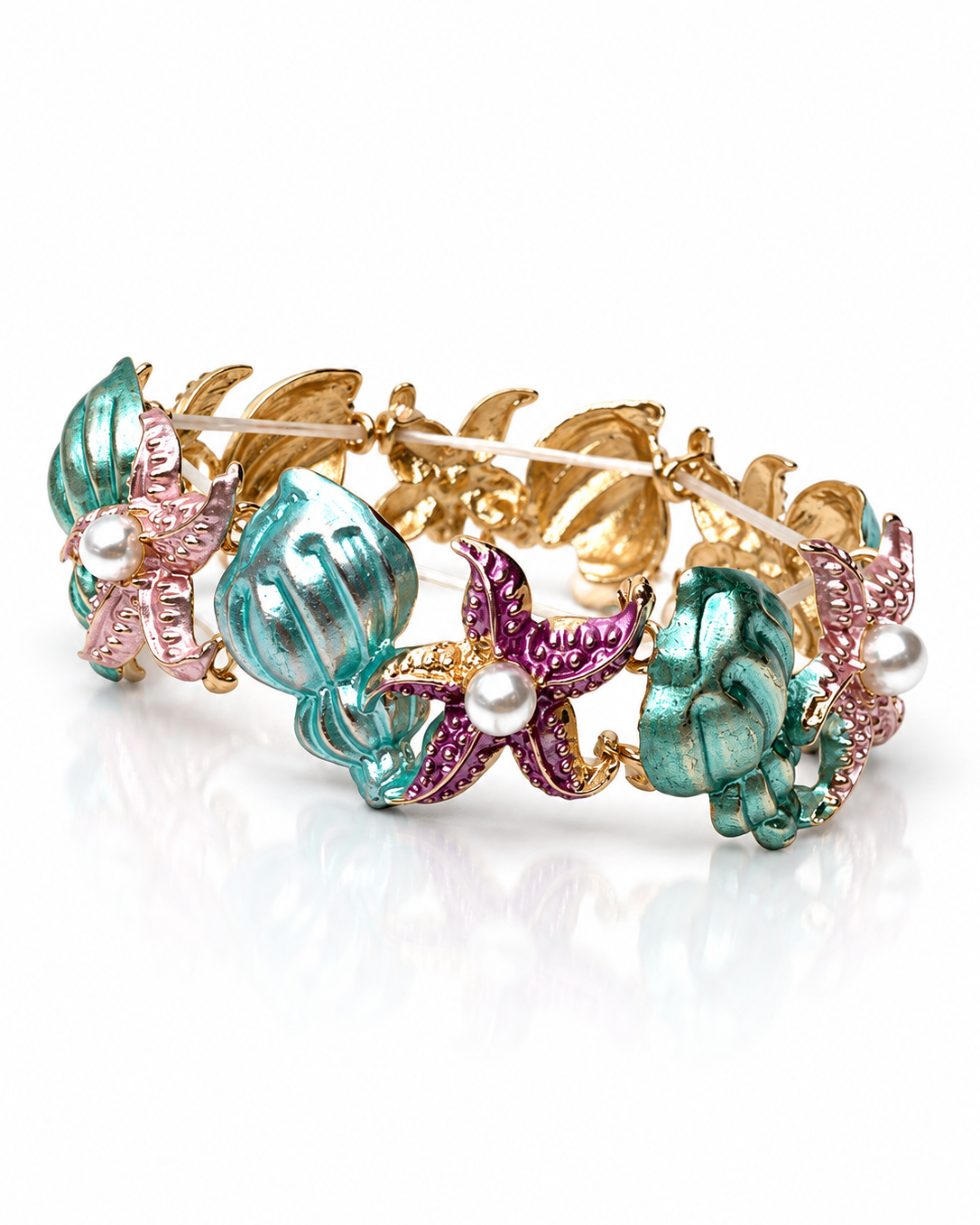 Pulseira dourada com berloques coloridos, esmalte azul e rosa, e pérolas brancas