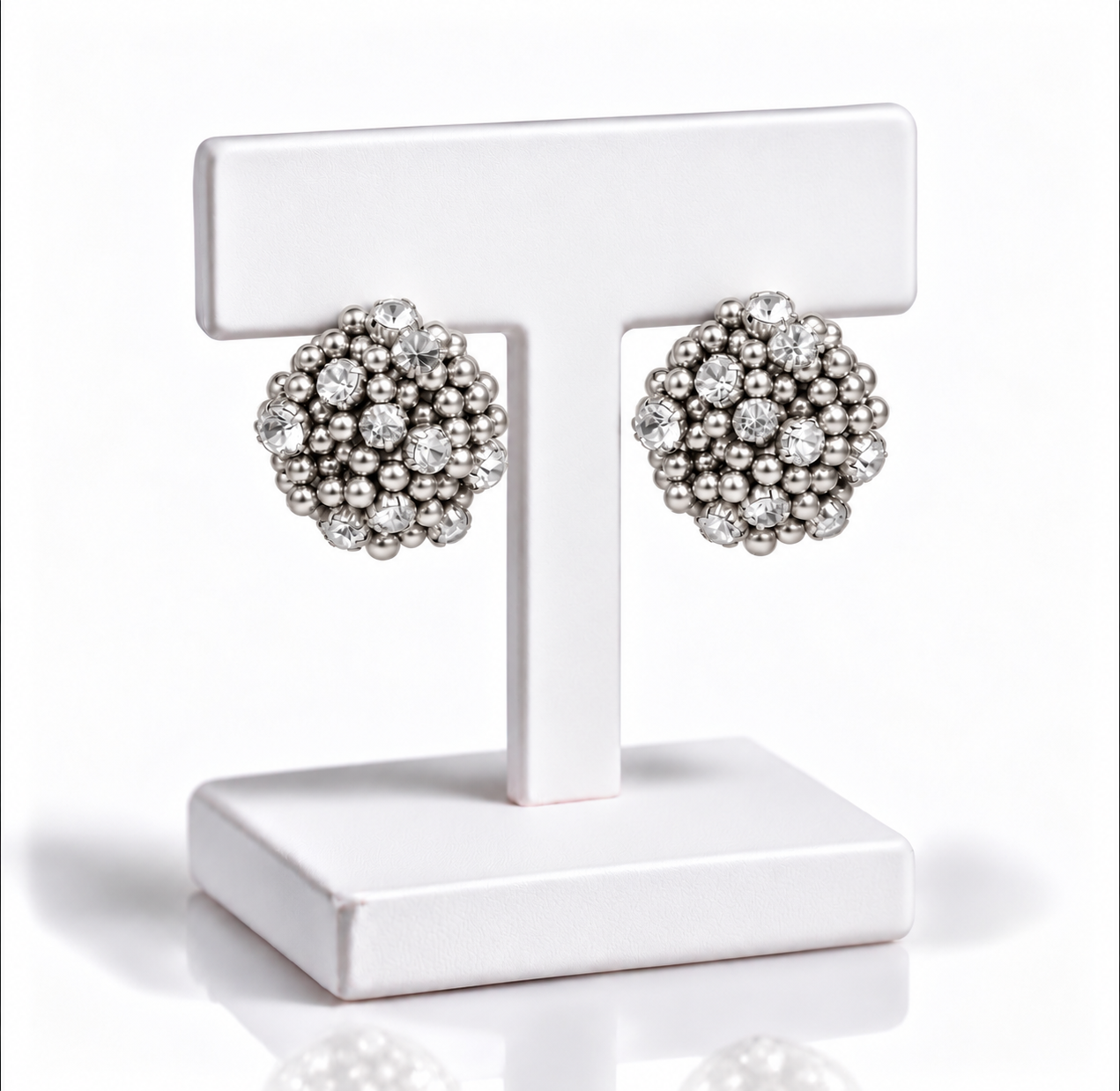 Brinco Cairo com arranjo circular de strass prateados
