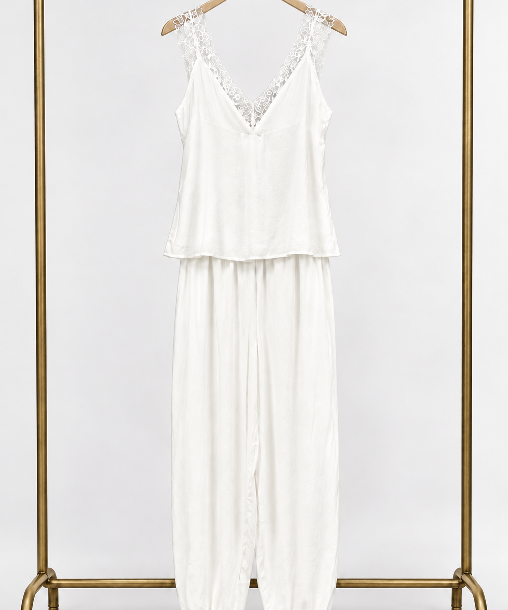 Conjunto de regata e calça off white com decote V e alças finas