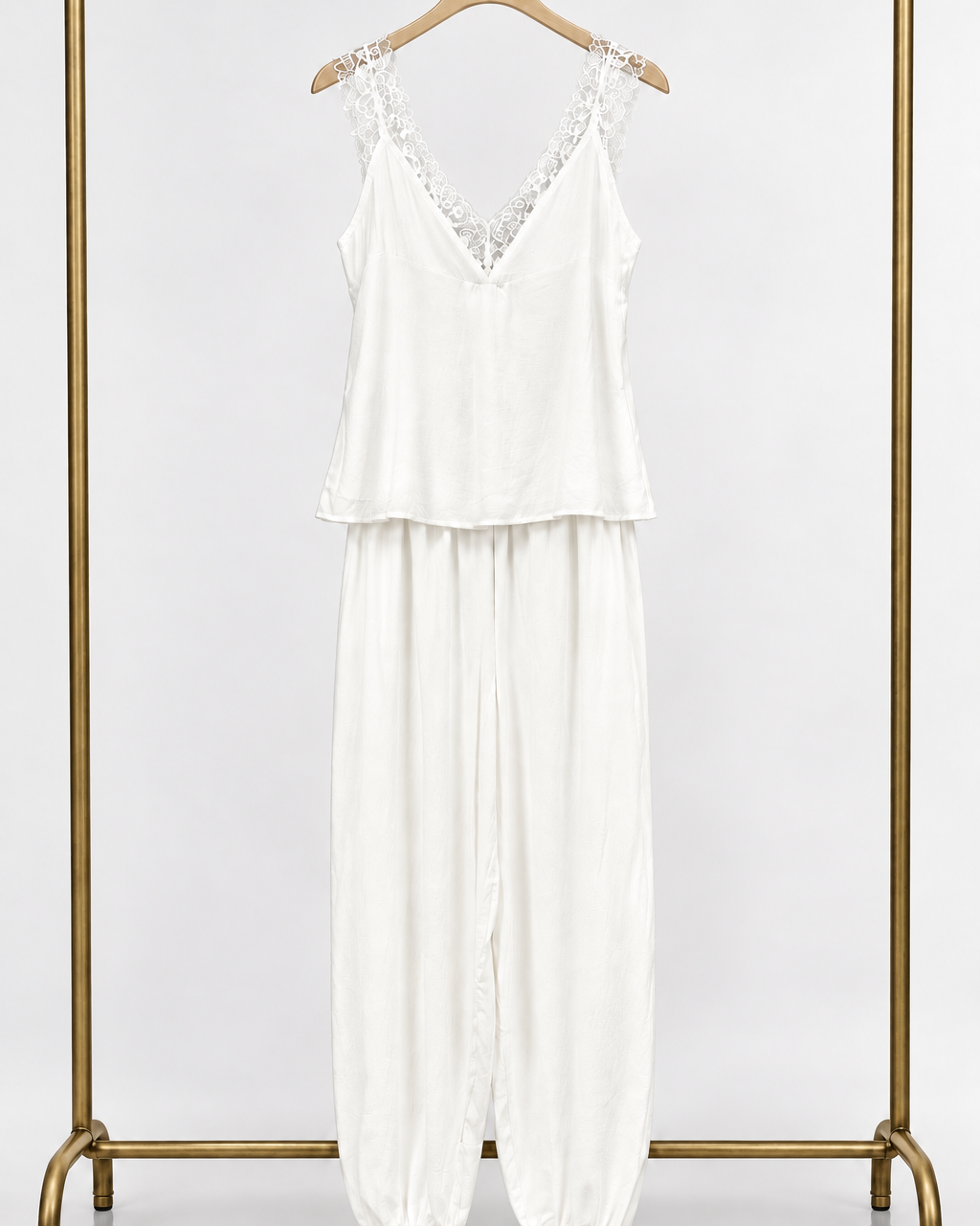 Conjunto de regata e calça off white com decote V e alças finas