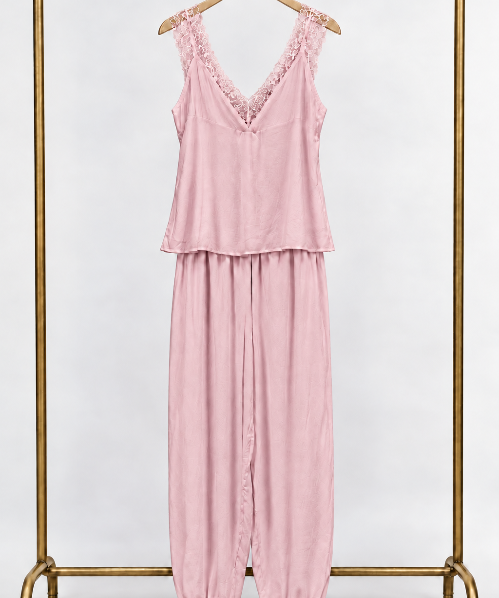 Conjunto de regata e calça rosa com decote V e alças finas