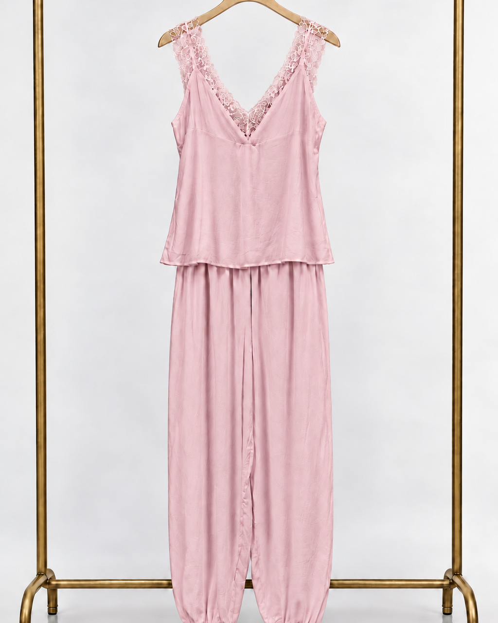 Conjunto de regata e calça rosa com decote V e alças finas