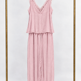 Conjunto de regata e calça rosa com decote V e alças finas