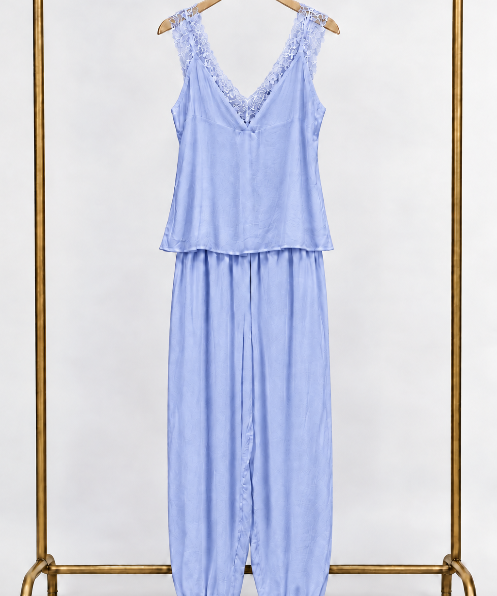 Conjunto de regata e calça azul com decote V e alças finas
