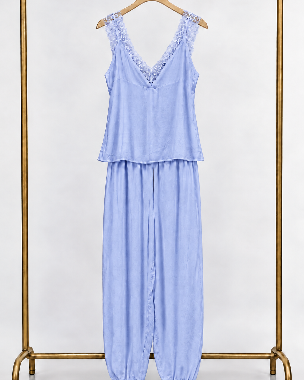 Conjunto de regata e calça azul com decote V e alças finas