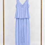 Conjunto de regata e calça azul com decote V e alças finas