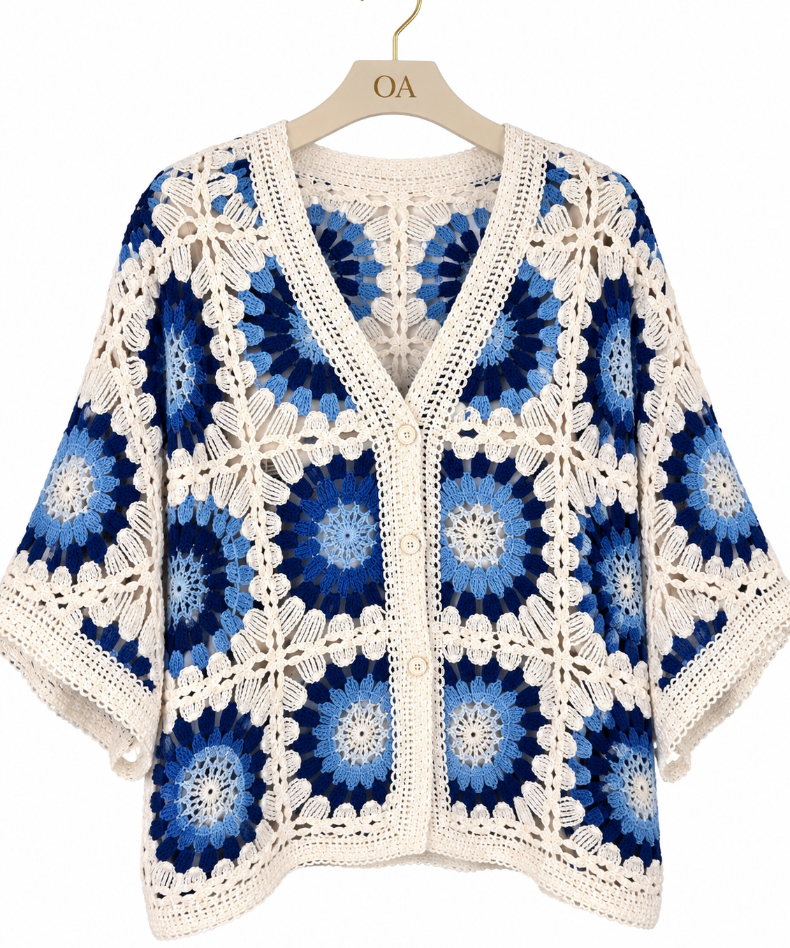 Blusa Angra de crochê azul com renda floral, decote V e botões frontais