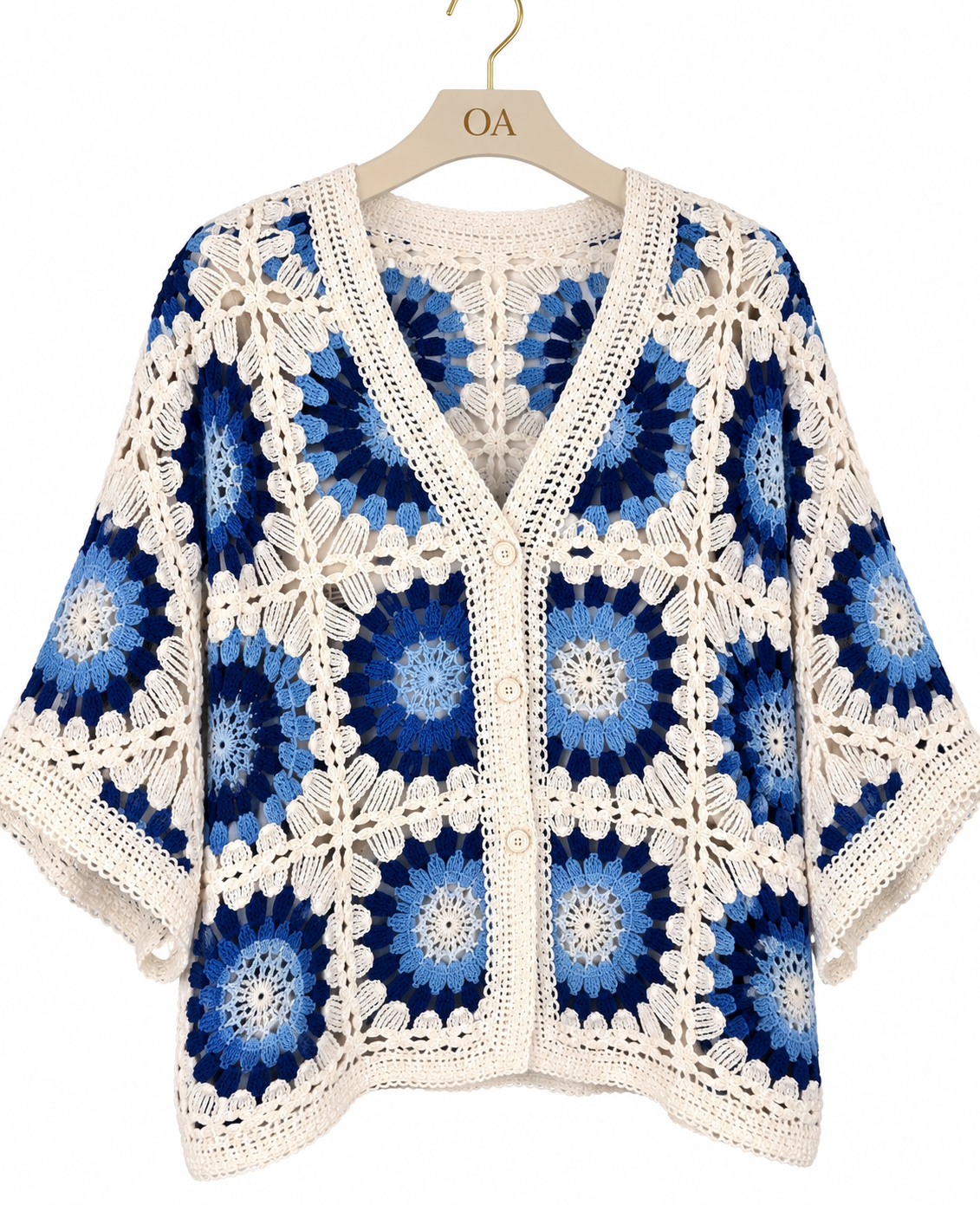 Blusa Angra de crochê azul com renda floral, decote V e botões frontais