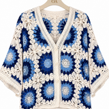 Blusa Angra de crochê azul com renda floral, decote V e botões frontais