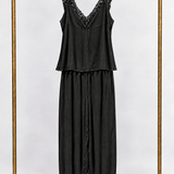 Conjunto de regata e calça preta com decote V e alças finas