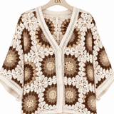 Blusa Angra de crochê bege com renda floral, decote V e botões frontais