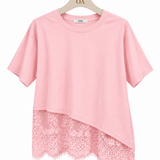 Camiseta rosa com acabamento de renda na barra assimétrica