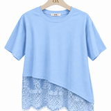 Camiseta azul com barra assimétrica e renda floral