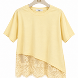 Camiseta amarela com barra assimétrica de renda