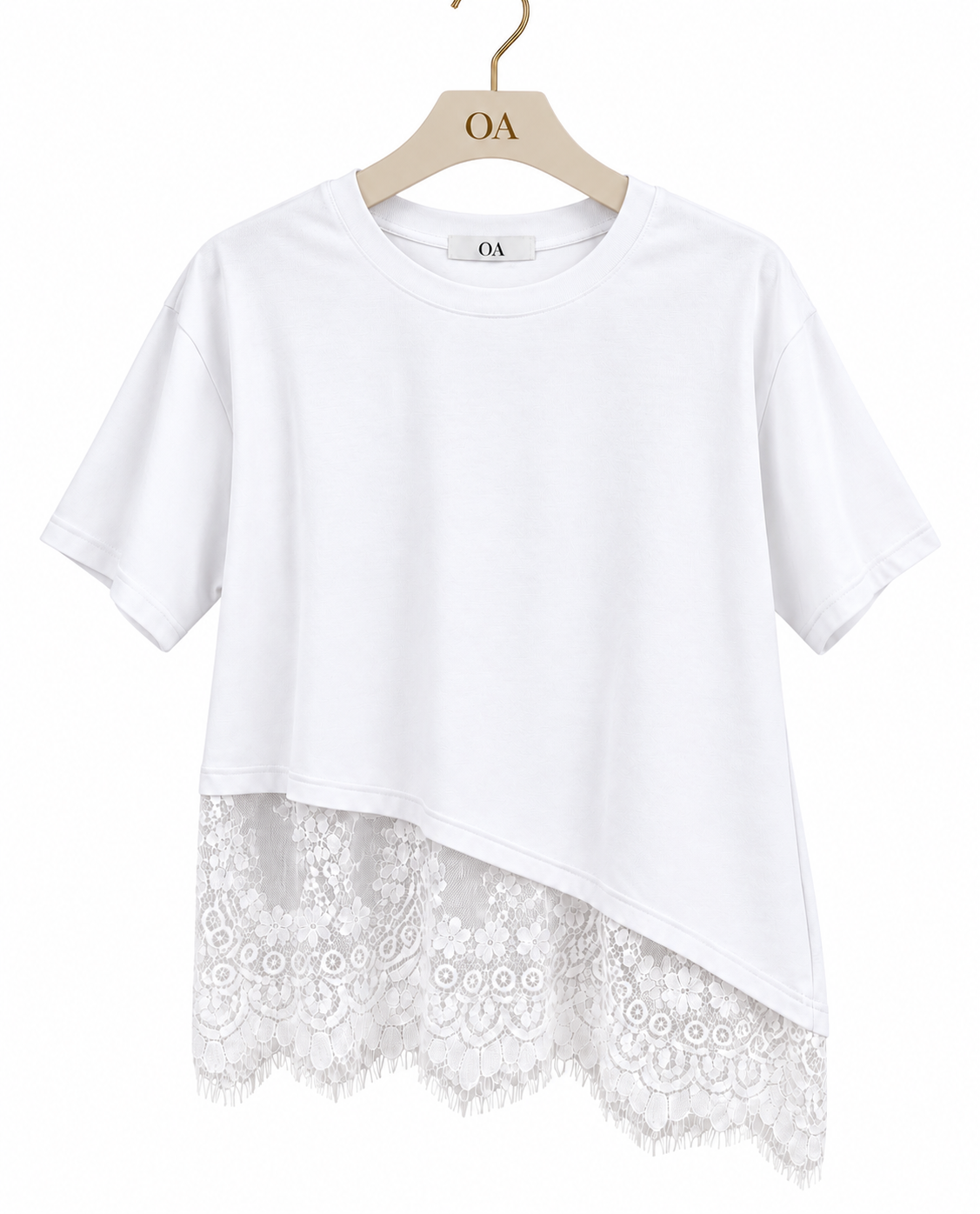 Camiseta branca com barra assimétrica e renda floral