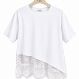 Camiseta branca com barra assimétrica e renda floral