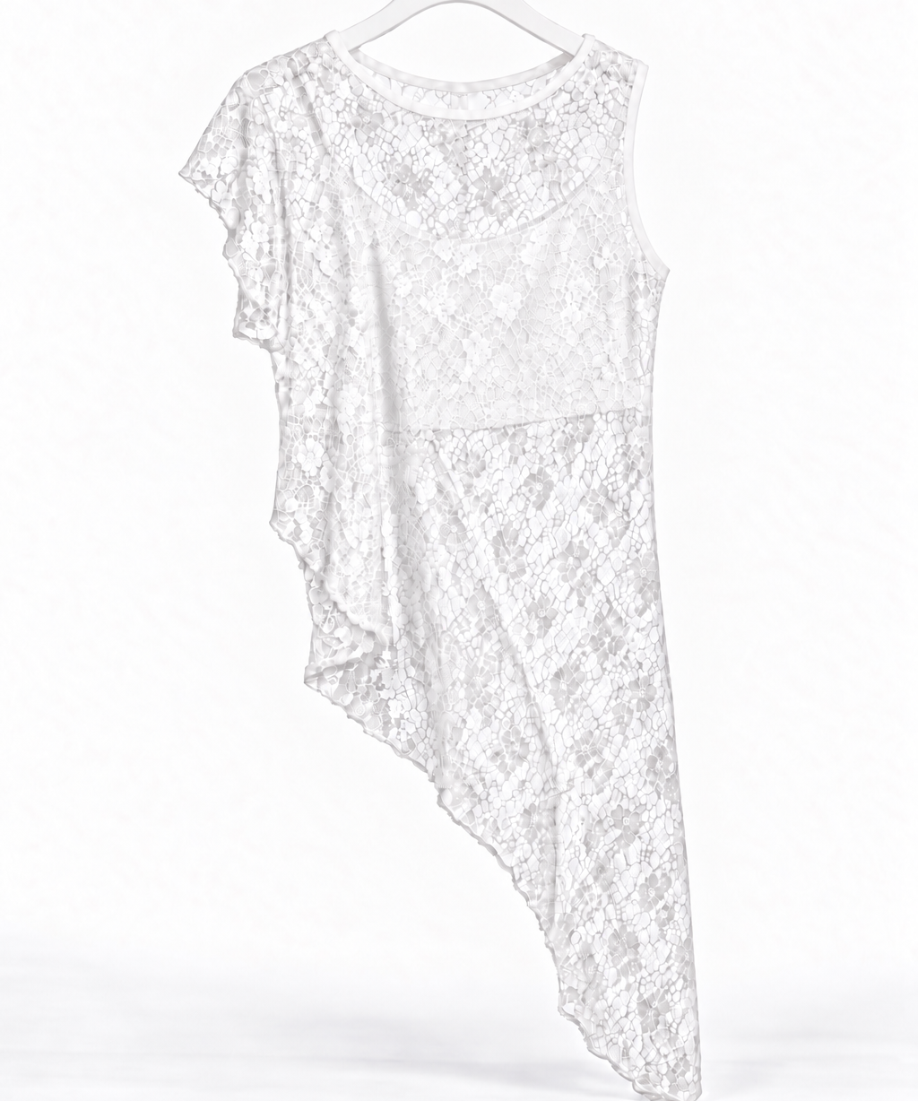 Blusa sem mangas branca com textura tipo cobra e sobreposição assimétrica