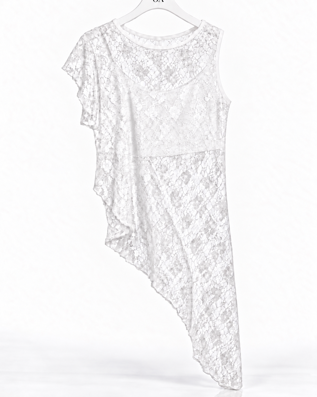 Blusa sem mangas branca com textura tipo cobra e sobreposição assimétrica