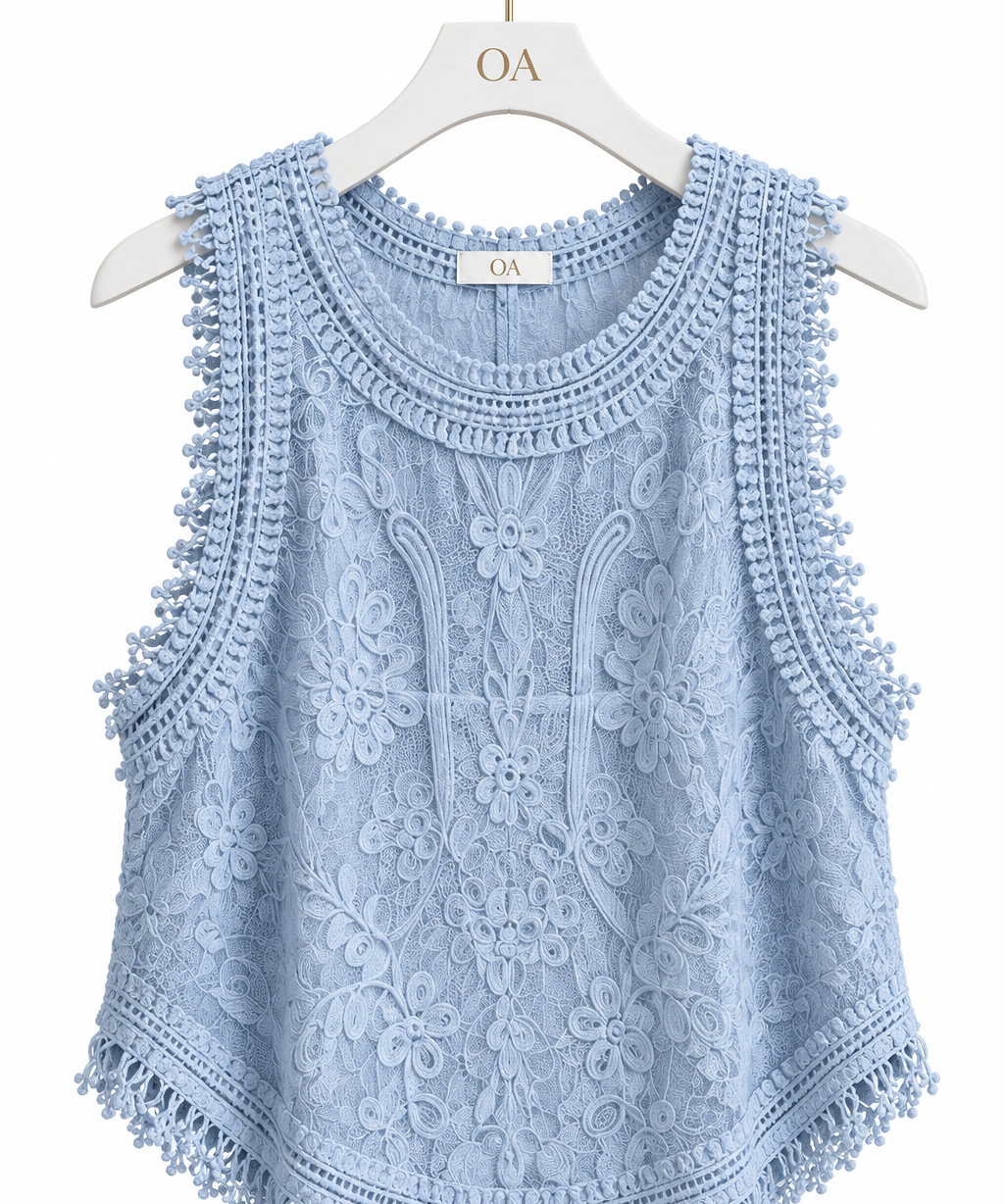 Regata de renda azul, gola alta franzida e bordas com pompons