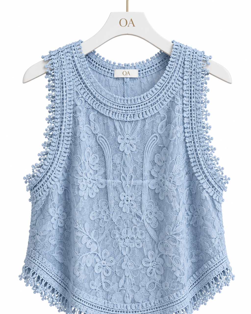 Regata de renda azul, gola alta franzida e bordas com pompons