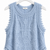 Regata de renda azul, gola alta franzida e bordas com pompons