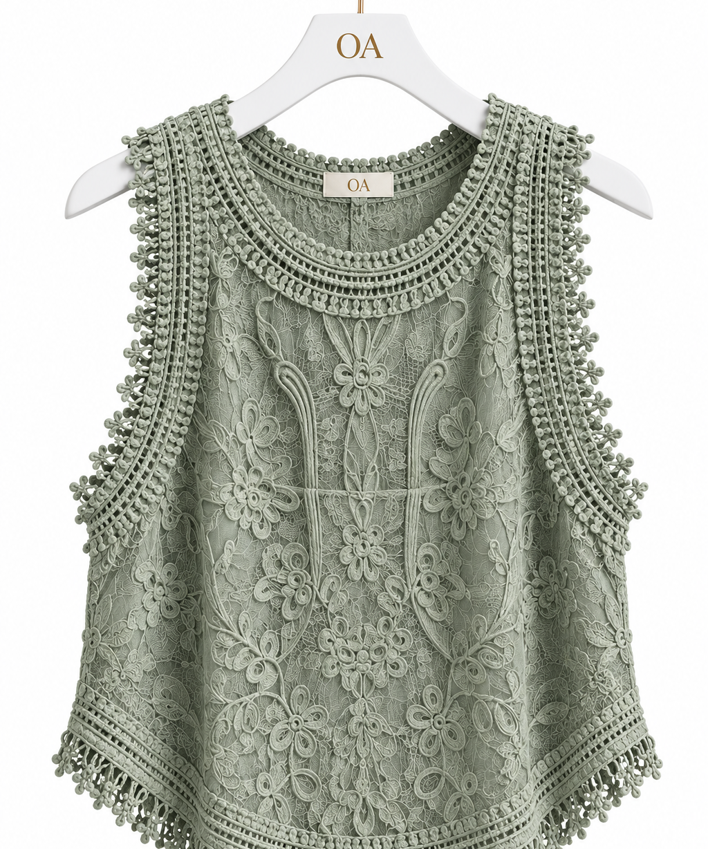 Regata de renda verde, bordado floral e gola alta franzida com pompons
