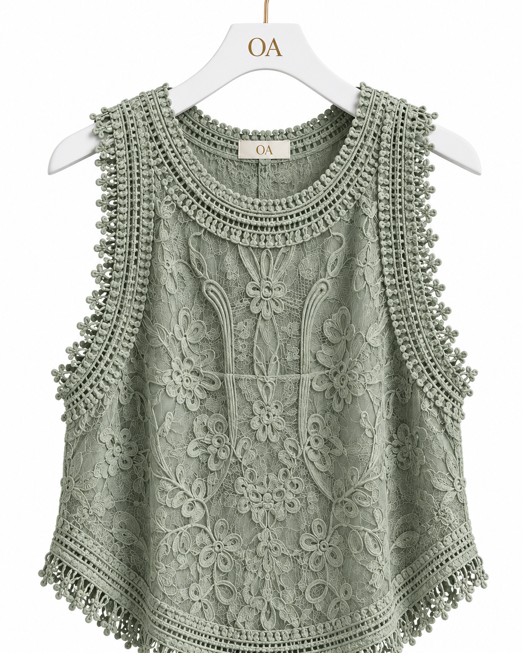 Regata de renda verde, bordado floral e gola alta franzida com pompons