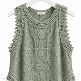 Regata de renda verde, bordado floral e gola alta franzida com pompons