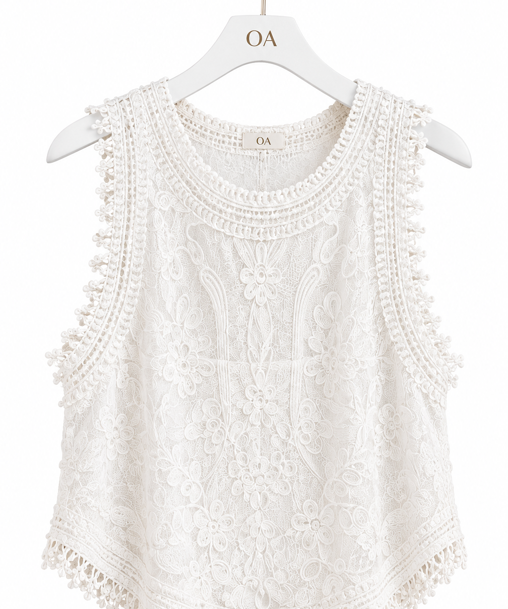 Regata de renda branca, renda floral e barra com pompons