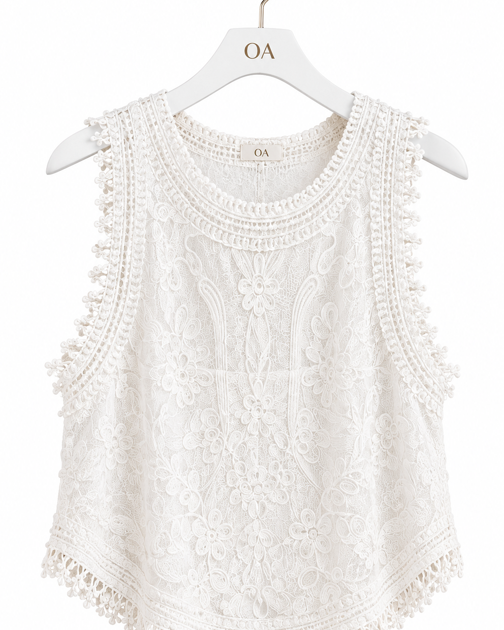 Regata de renda branca, renda floral e barra com pompons