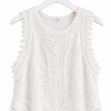 Regata de renda branca, renda floral e barra com pompons