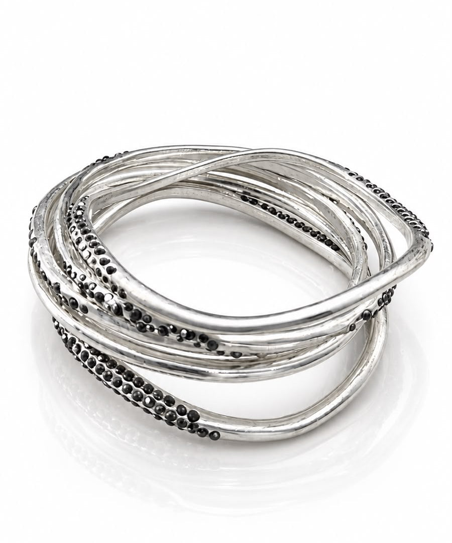 Conjunto de pulseiras prateadas com detalhes de bolinhas