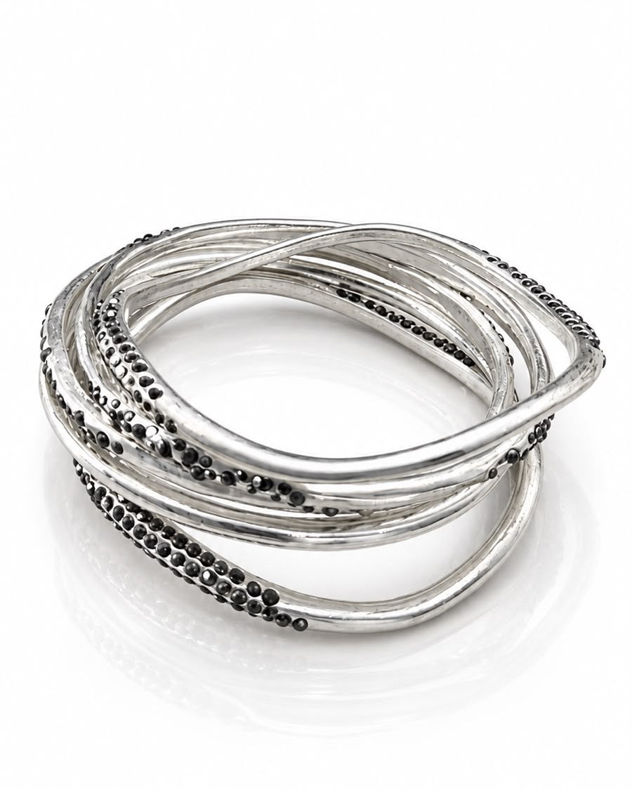 Conjunto de pulseiras prateadas com detalhes de bolinhas