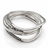 Conjunto de pulseiras prateadas com detalhes de bolinhas