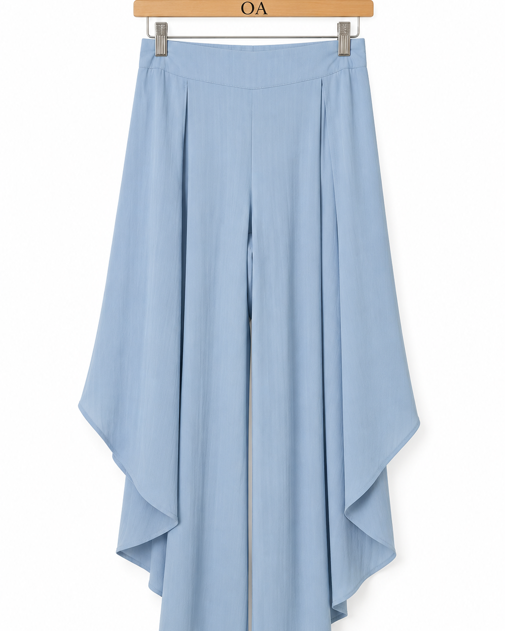 Calça pantalona azul clara com barra assimétrica e pregas na frente