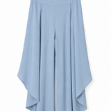 Calça pantalona azul clara com barra assimétrica e pregas na frente