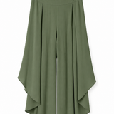Calça pantalona verde com barra assimétrica e caimento amplo