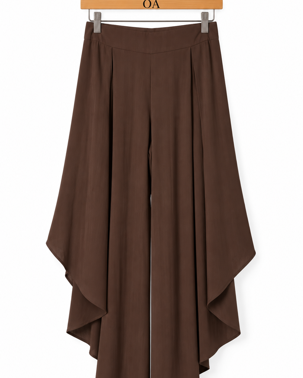 Calça pantalona café com barra assimétrica e caimento amplo