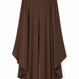 Calça pantalona café com barra assimétrica e caimento amplo