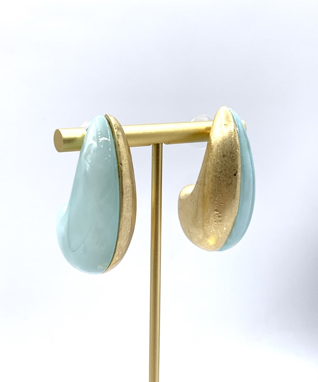 Brinco Francis de argola com metal dourado e detalhe azul