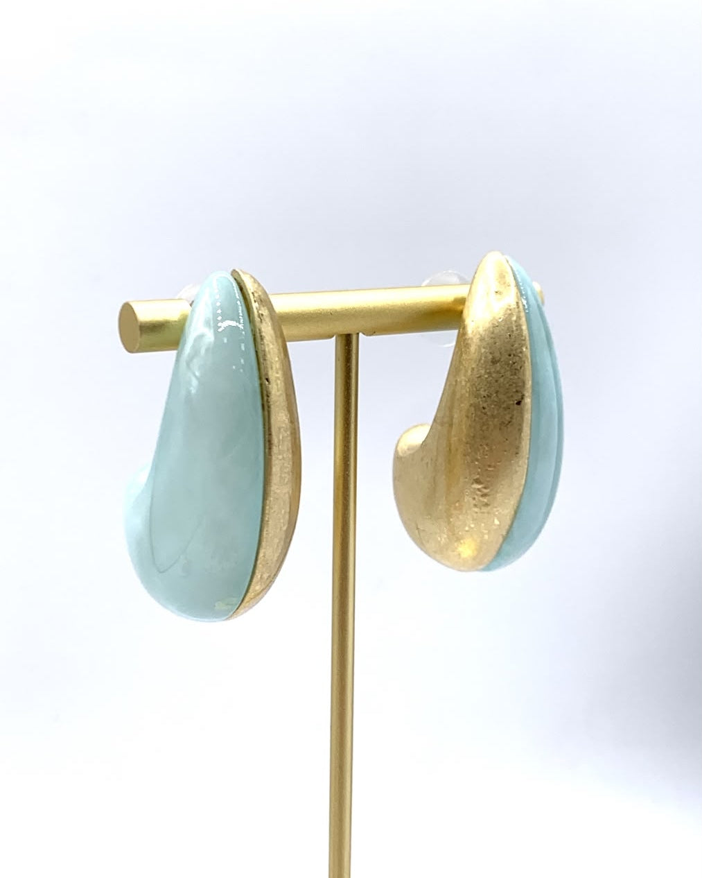 Brinco Francis de argola com metal dourado e detalhe azul