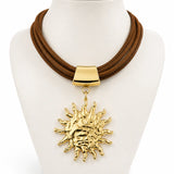 Colar Mirtes com cordão marrom e pingente sol dourado com fecho
