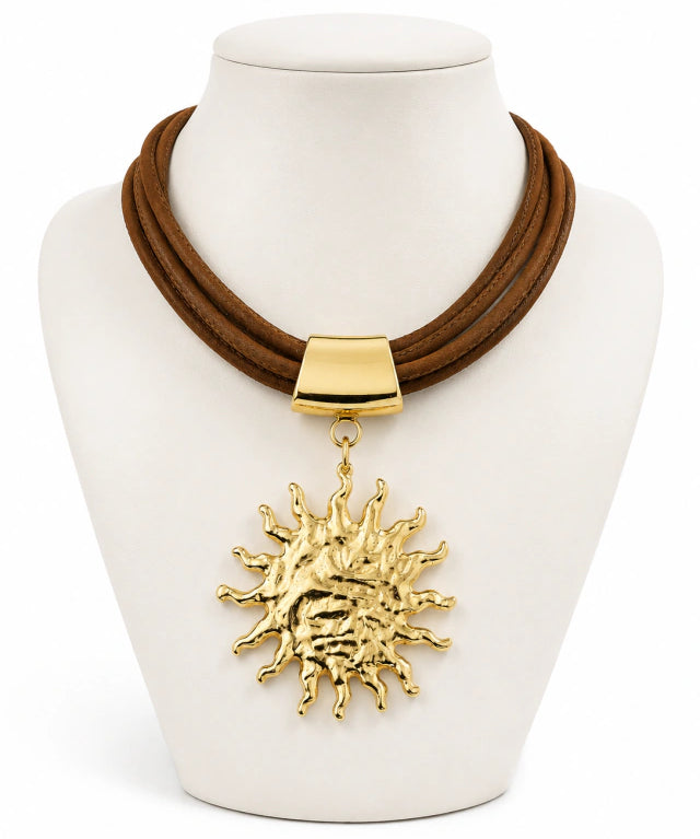 Colar Mirtes com cordão marrom e pingente sol dourado com fecho