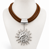 Colar Mirtes com cordão marrom e pingente sol prateado com argola