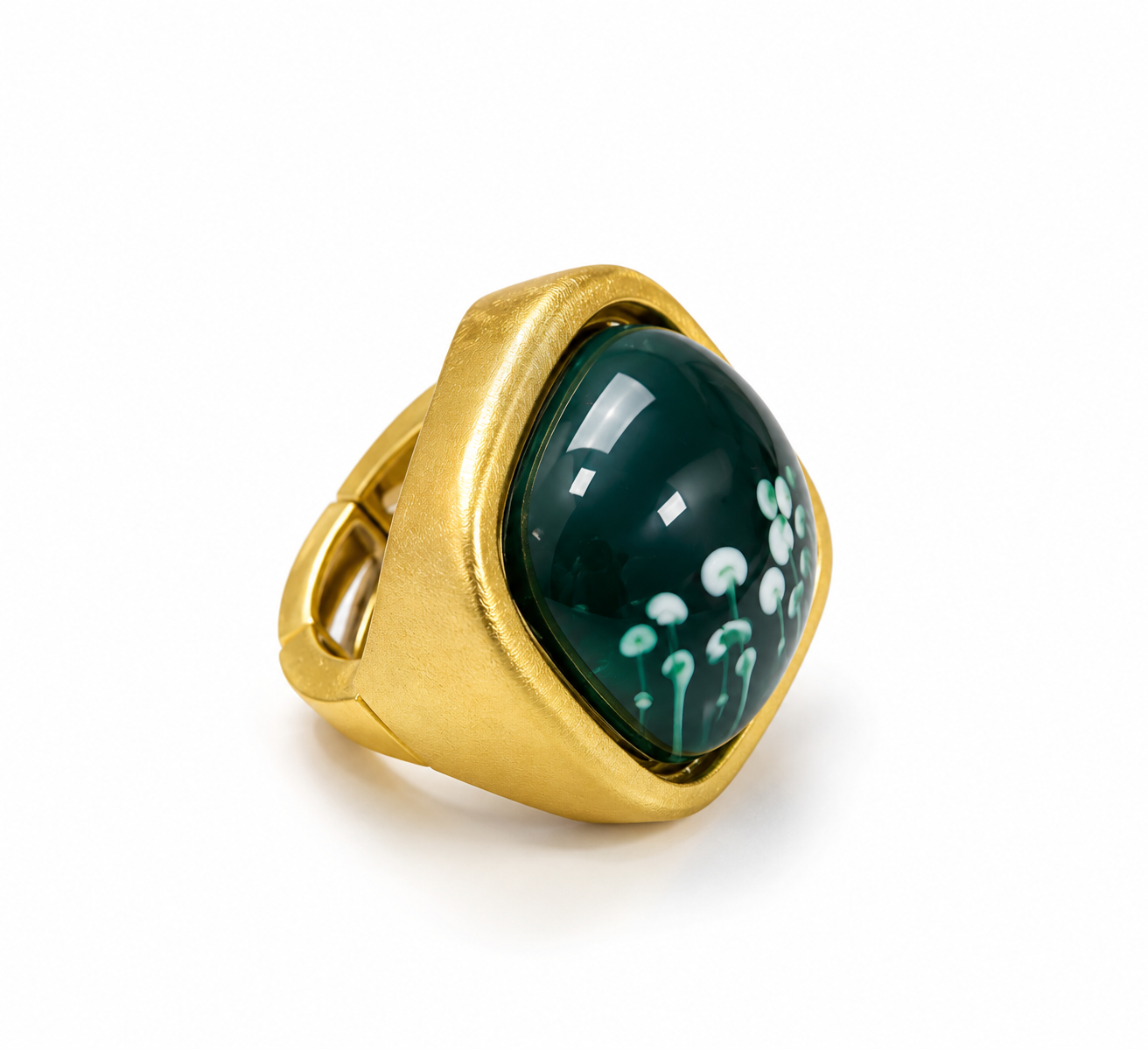 Anel dourado com pedra verde oval e borda grossa, vista lateral com detalhe floral