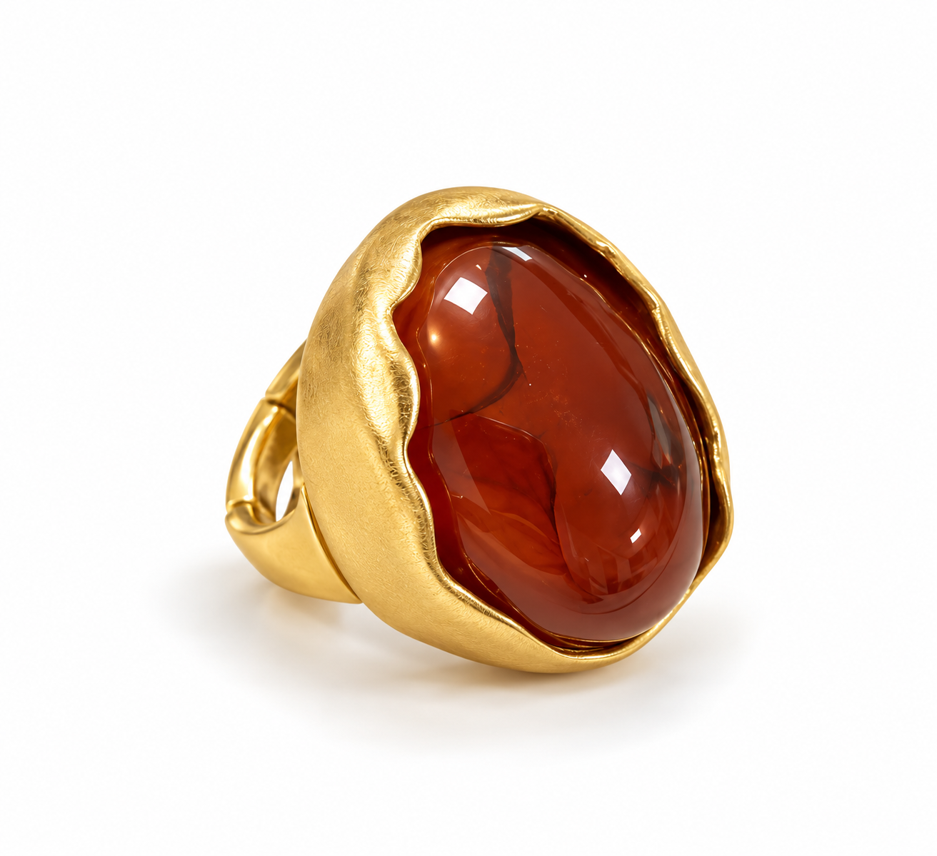 Anel Lize dourado com pedra oval âmbar em aro facetado