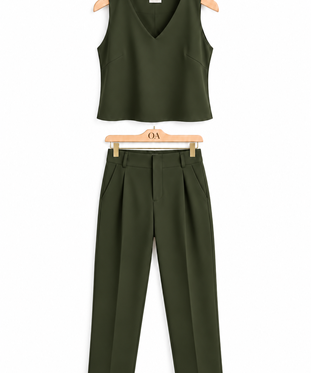 Conjunto feminino Ali verde militar: regata decote V e calça ampla de cintura alta.