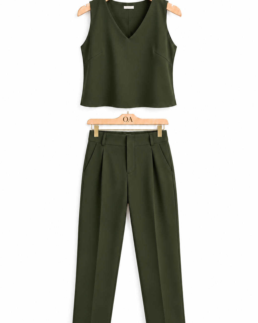 Conjunto feminino Ali verde militar: regata decote V e calça ampla de cintura alta.