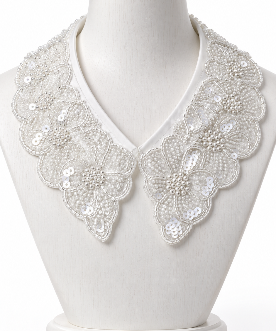 Gola imperial bordada com paetês e aplicações florais prateadas, tipo renda
