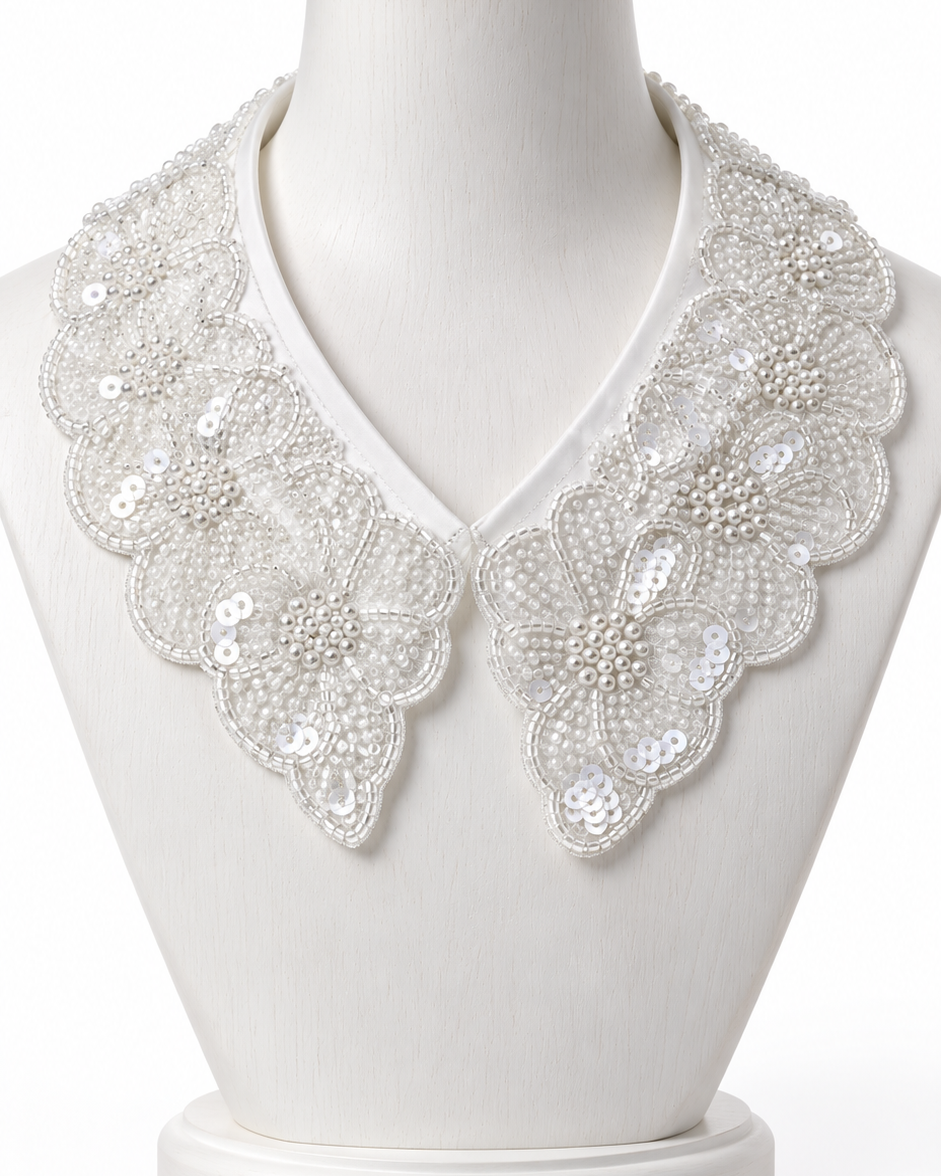 Gola imperial bordada com paetês e aplicações florais prateadas, tipo renda